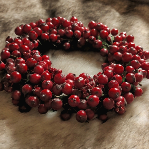 Restoration Hardware: Xmas Pillar-Ring of "Cranberries" - Picture 2 of 7